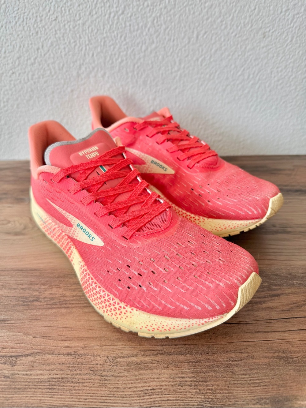 Brooks Women’s Hyperion Tempo in Hot Coral/Flan/Yellow (Size: 8.5-B) Great Cond!